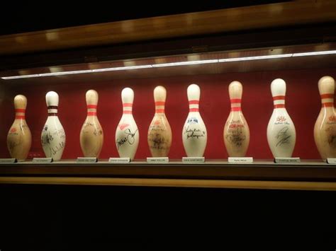 Signed Bowling Pins By Famous People Foto Di Bowlmor