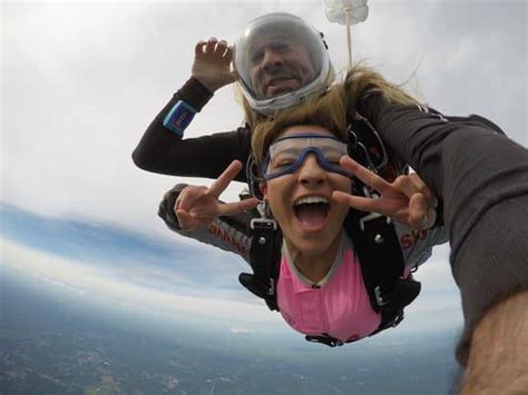 do people puke scream or pee their pants when they skydive