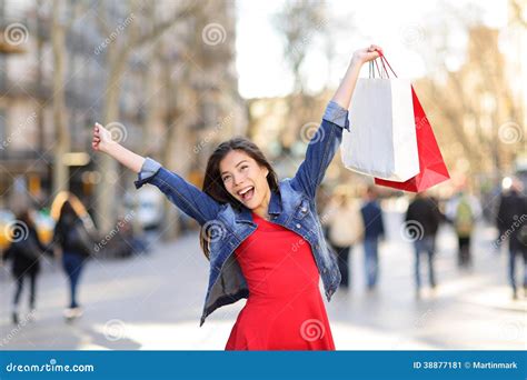 gelukkige winkelende vrouw op de straat barcelona van la rambla stock afbeelding image