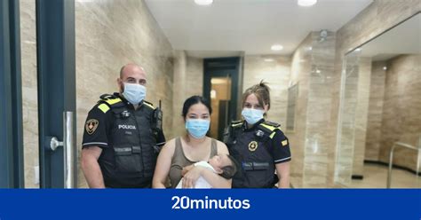 dos agentes de la guardia urbana de barcelona salvan la vida a un bebé
