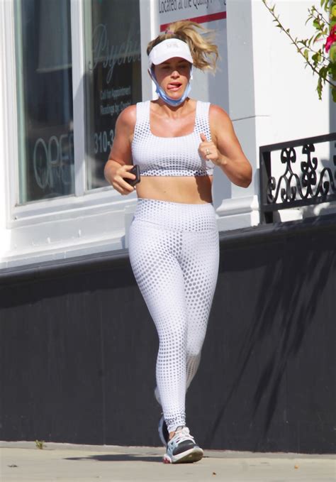 rhobh s teddi mellencamp shows off rock hard abs in sports bra and