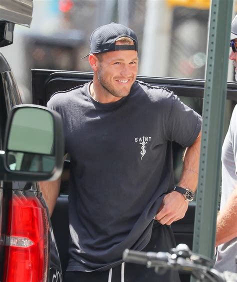 colton underwood shows off his chiseled abs
