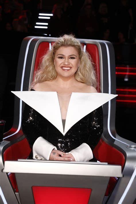 Kelly Clarkson Wore A Bold Dress On ‘the Voice ’ And Twitter Has Thoughts