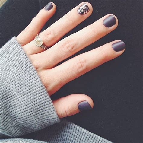 cute manicures that show off your engagement ring hair
