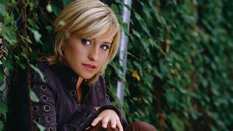 Smallville Star Allison Mack Reportedly Admits To Coming