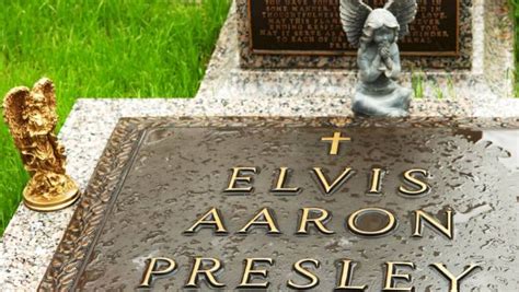 elvis fans make pilgrimage to his grave site at graceland nz