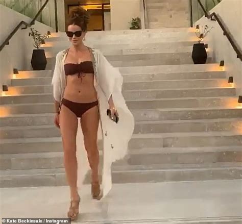 kate beckinsale 47 shows off her age defying physique in