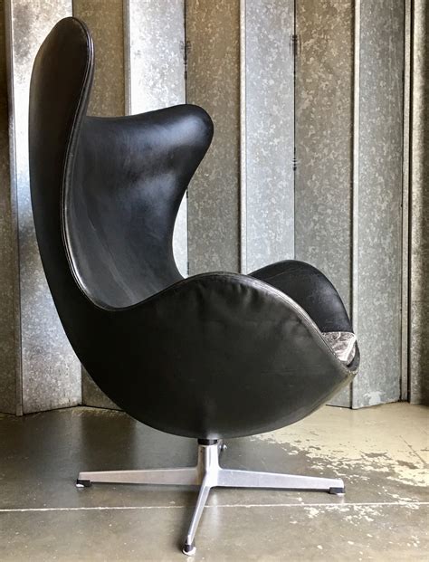 original black leather egg chair  arne jacobsen  fritz hansen
