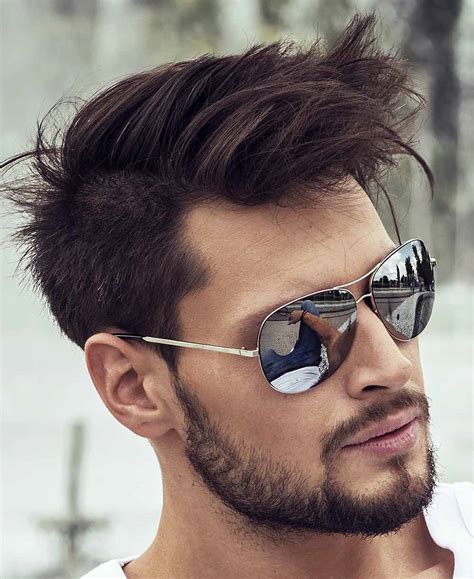 Il taglio capelli uomo corti estate 2022 è fresco e giovanile e strizza l’occhio agli stili degli anni ’80 e ’90. Capelli uomo Estate 2020: 60 immagini dei tagli di tendenza! - Beautydea