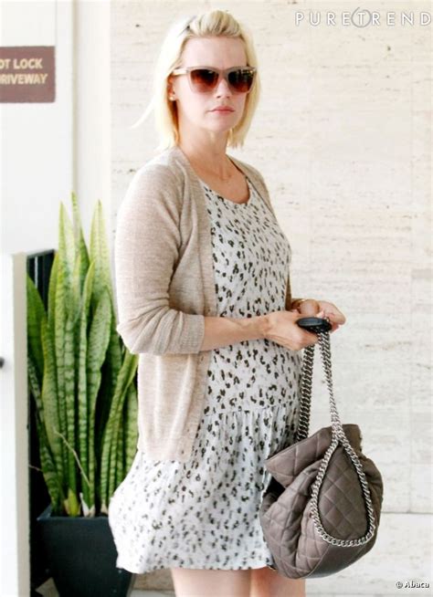 january jones une future maman très féminine puretrend