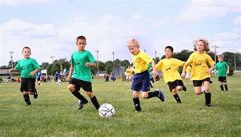 kinderen die voetballen voetbal oefeningen voetbaltraining en voetbal training