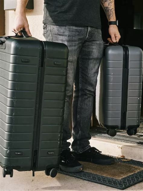 7 thoughts everybody has during baggage check on international holidays