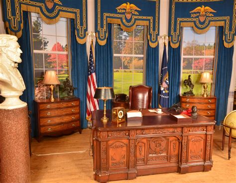 replica presidential oval office desk    president john  kennedy warner bros