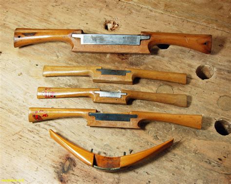 types  knives   wooden table