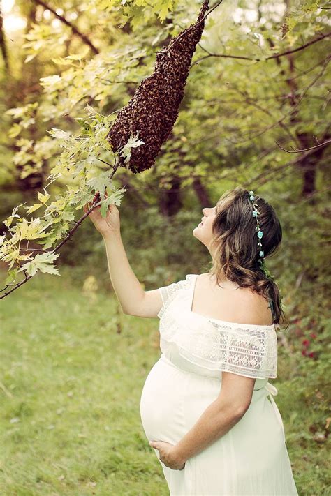 esta mujer embarazada posa con más de 20 mil abejas para sesión de fotos