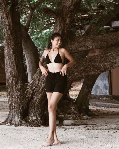 Kumpulan Foto Seksi Awkarin Pakai Bikini Di Pantai Ruarbiasa
