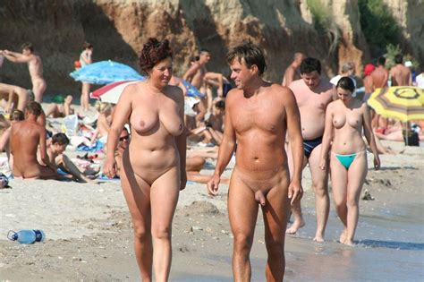 ビーチのヌーディストが岩場で全裸で日光浴 アダルト画像、セックス画像 3036528 Pictoa