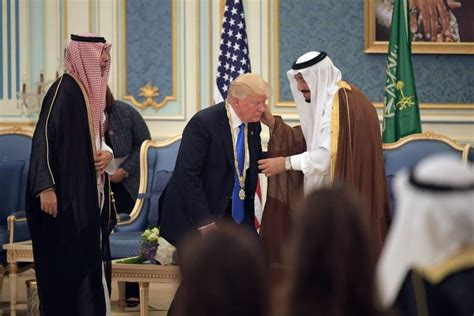 president trump bows  saudi king heavycom