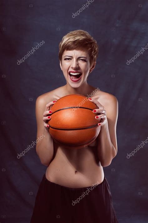Портрет сексуальной девушки с баскетбольным оранжевым