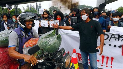 indonesia police arrest more than 20 as thousands protest against