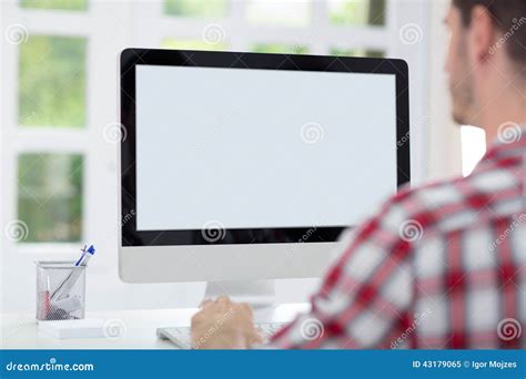 mens voor het computerscherm stock afbeelding image  horizontaal apparatuur