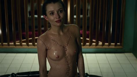emily browning nue dans american gods