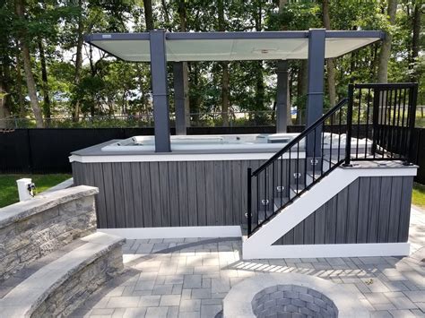 outdoor hot tub   middle   patio  stairs leading