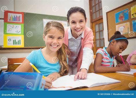 aluno  professor  sorriem na camera durante  classe foto de stock imagem de conhecimento