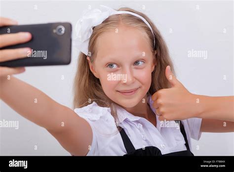 recht jugendlich mädchen die die selfies mit ihrem smartphone