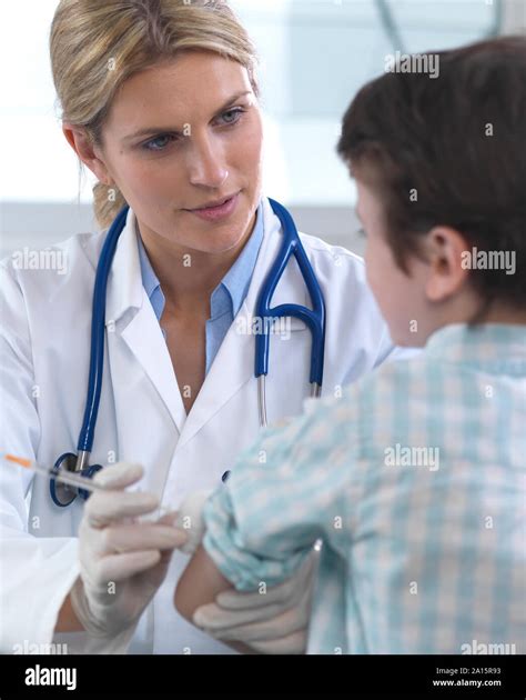 young female doctor examination fotos und bildmaterial  hoher