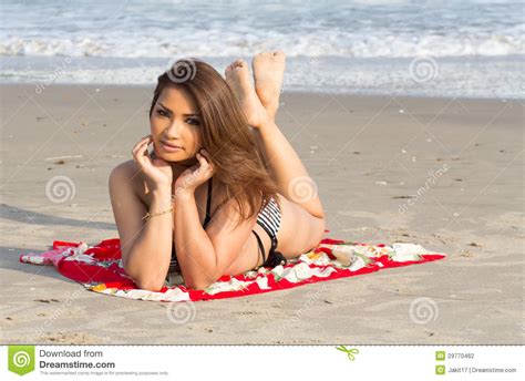 sexy vrouw in bikini op het strand stock foto afbeelding bestaande uit mooi swimwear 29770462