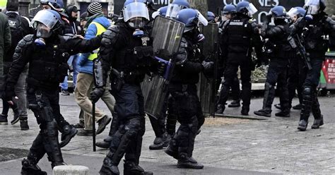 weer geweld bij protest gele hesjes  parijs buitenland telegraafnl