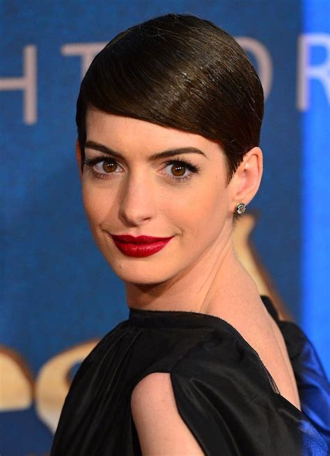 get the look anne hathaway s bold lip at “les miserables” premiere