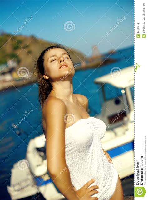 jeune belle fille chaude posant sur la plage dans le