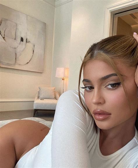 Kylie Jenner Chama Atenção Com Look Revelador Vogue Celebridade