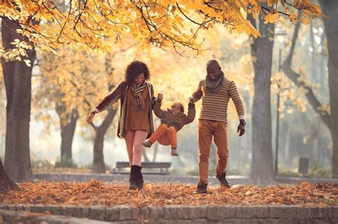 perfect fall themed family photo ideas baby chick