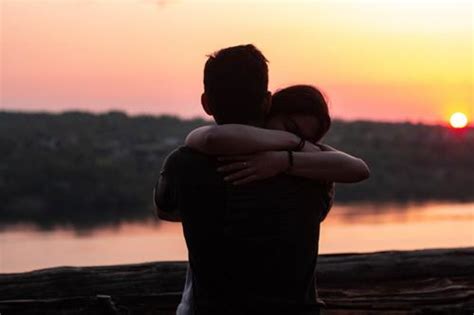 Lovearoundme 6 Ways To Hug A Guy Romantically