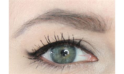 simple smoked cat eye liner on hooded eyes and pale skin