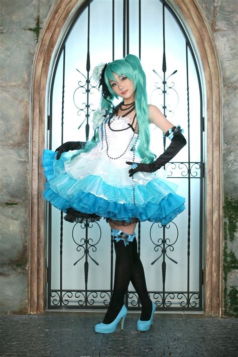 explain this one to me if hatsune miku is such a star