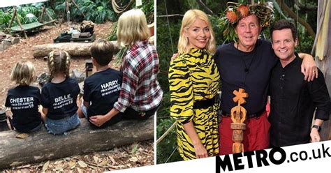 Holly Willoughby Signs Out Of I M A Celebrity 2018 In Cute Huddle With
