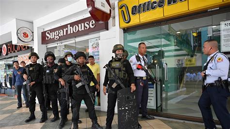 philippines mall hostage  security guard frees dozens  greenhills