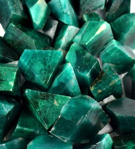 wholesale price natural green emerald gems polished rough  ct