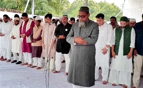 shia sunni muslims stand shoulder  shoulder  eid prayers