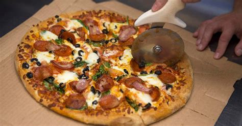 dominos volgt klanten op straat om verse pizza te garanderen multimedia hlnbe