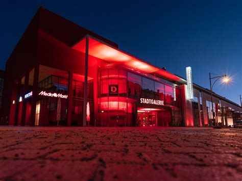 mahnendes zeichen des handels stadtgalerie leuchtet rot schweinfurt city