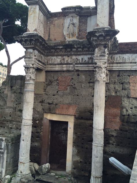 op deze muur  je duidelijk verschillende oud romeinse eigenschappen zien de korintische
