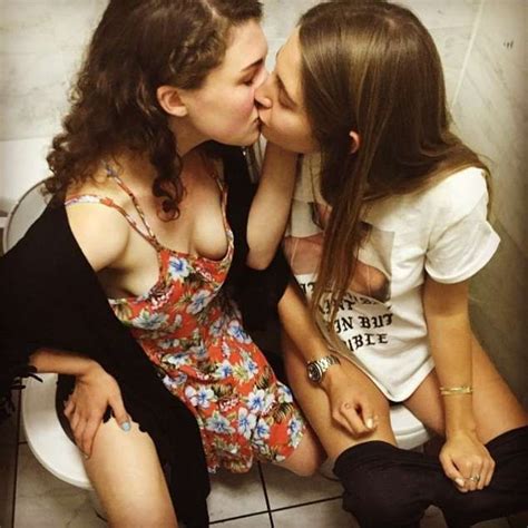 jeunes lesbiennes chaudes s excitent en s embrassant