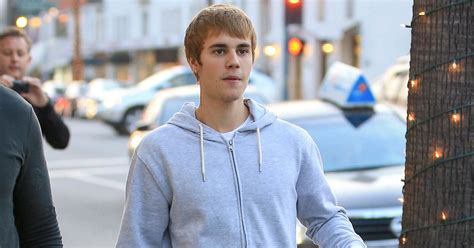 justin bieber surprised a street performer in new jersey by cheering