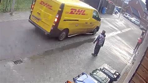 dhl bezorger denkt dat hij een coureur   barneveldse woonwijk fb draait door