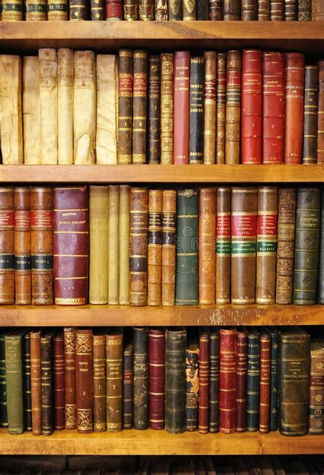 boekenrekken binnen een boekhandel antieke boeken bibliotheek redactionele fotografie image